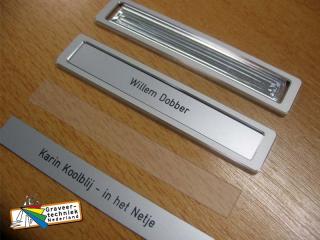 Alu naamhouder 100x20x3mm, achterzijde met zelfklevende kleeflaag. 